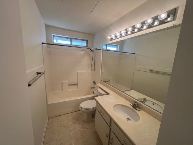 Building Photo - 3242 Rollingridge Ave