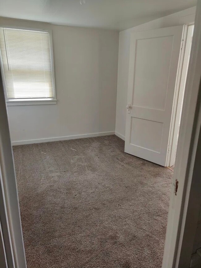 Building Photo - 360 W 8th S St