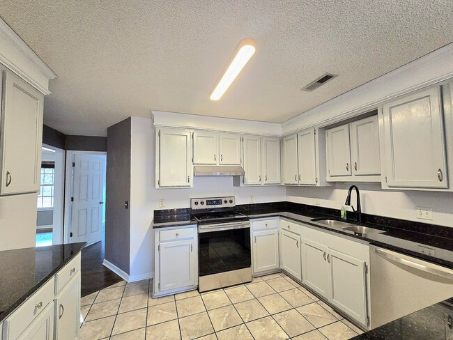 Building Photo - 160 Pinnacle Ct