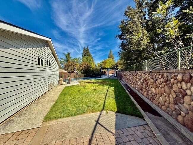 Building Photo - 310 Creekside Ct