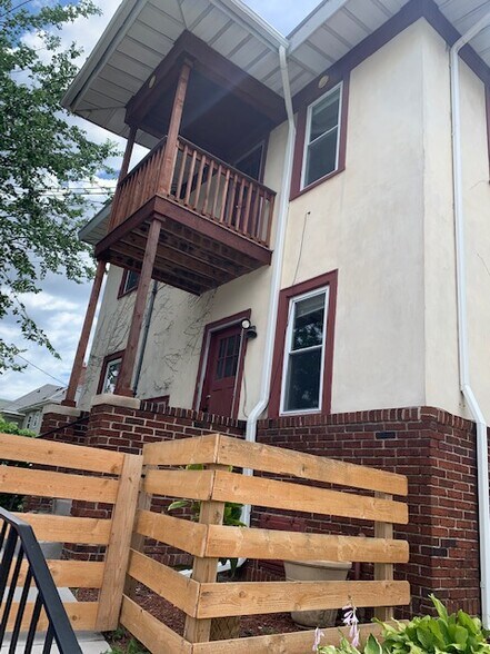 Building Photo - 819 Laurel Ave