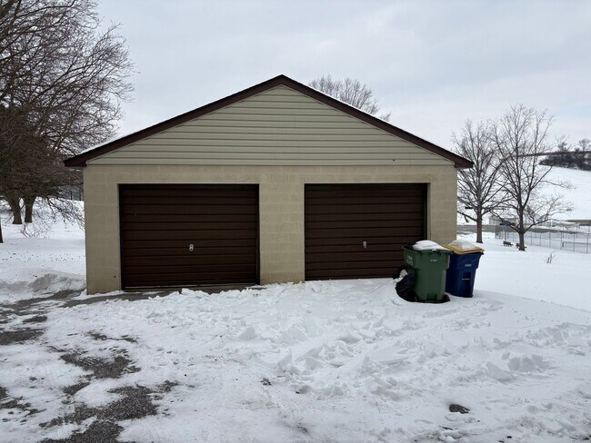 Building Photo - 1 Floor Living on 1/2 Acre, 4 Bedrooms/1 Bath, Garage-Dallastown SD