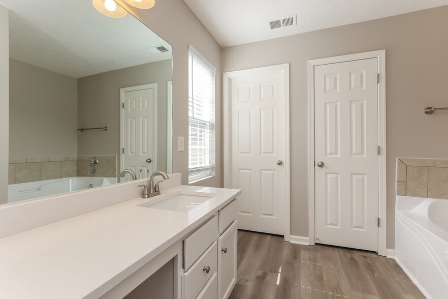 Building Photo - 2561 Jordan Ridge Dr