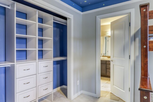 Building Photo - Gorgeous Large Home