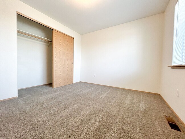Building Photo - 5548 - 5550