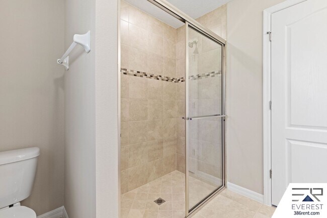 Building Photo - FULLY FENCED, LIKE NEW 4/3/2 ON A QUIET CUL-DE-SAC