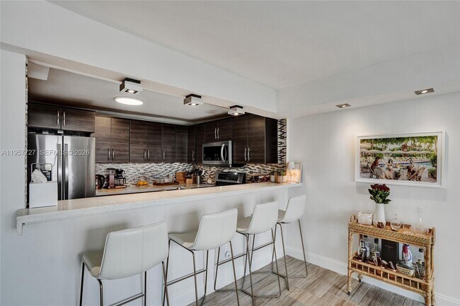 Building Photo - 10000 W Bay Harbor Dr