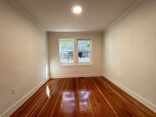 Building Photo - 391 Linwood Ave