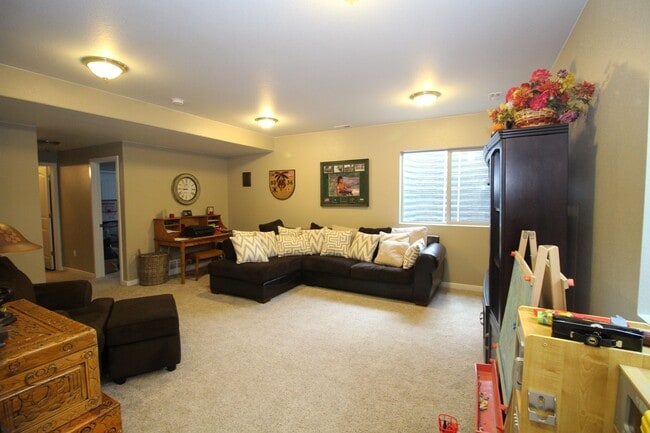Building Photo - Amazing 4bdrm home in Forest Lakes
