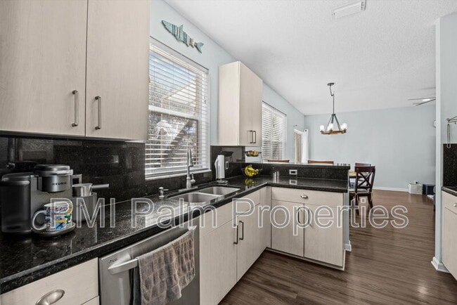 Building Photo - 272 Live Oak Ln