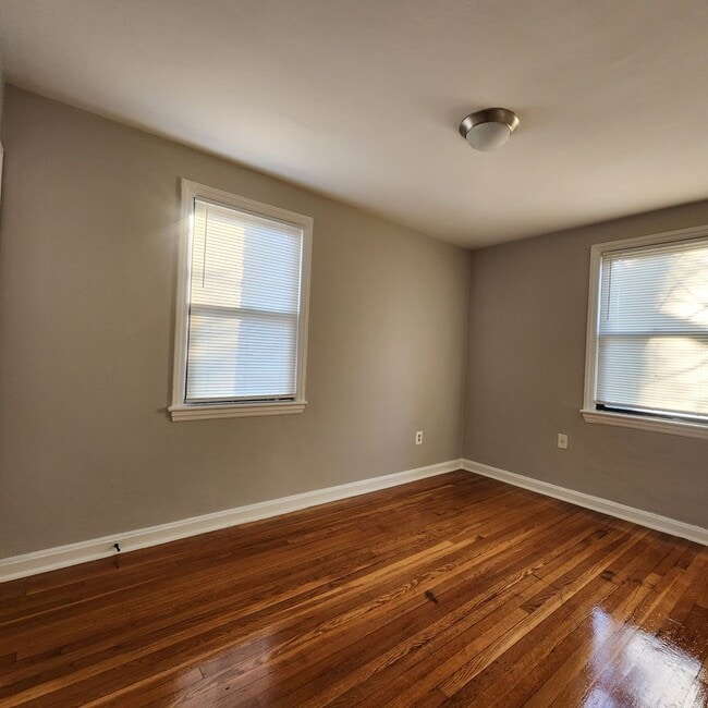 Building Photo - 429 Burbank St SE