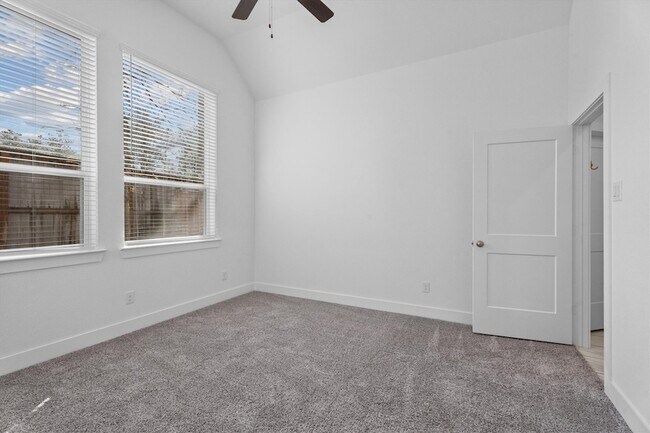 Building Photo - 120 Red Cascade Trl