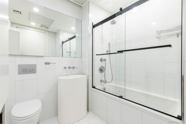 Building Photo - 310 W 114th St