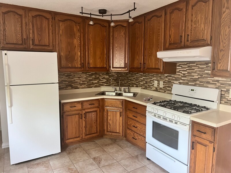 Building Photo - 1410 Golden Valley Dr
