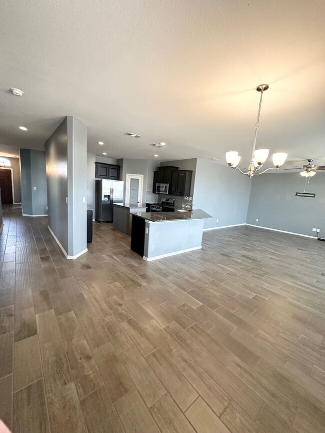 Building Photo - 4 Bed 2 Bath W/ BONUS ROOM Ready to Rent A...
