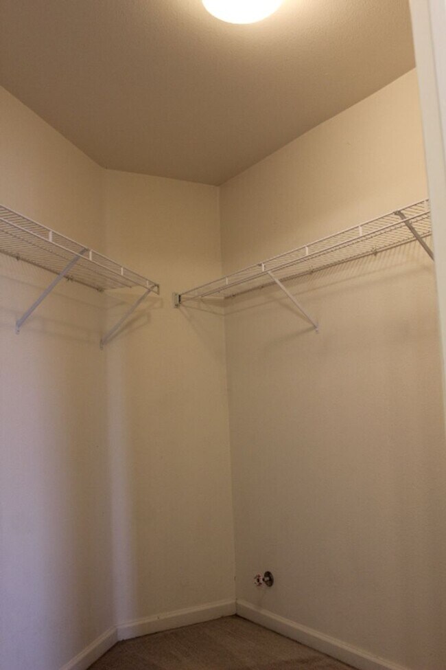 Building Photo - MOVE IN INCENTIVE - ENTIRE MONTH OF OCTOBE...