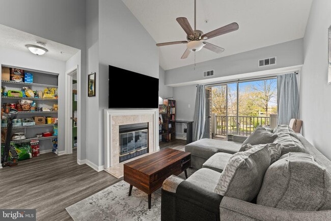 Building Photo - 8951 Town Center Cir