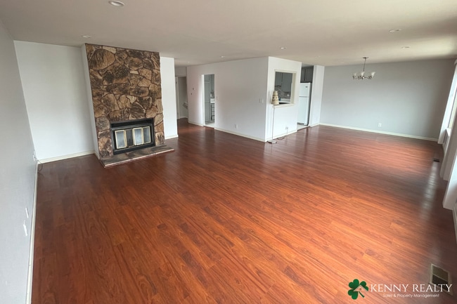 Building Photo - Spacious Six Bedroom, Three Bathroom Home ...