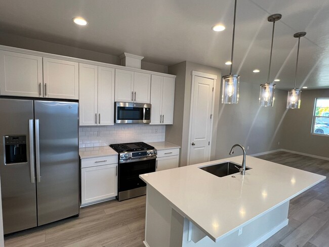 Building Photo - Brand new 3 bed 2.5 bath townhome in Stars...