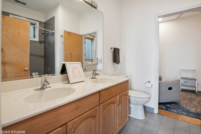 Building Photo - 1111 N Paulina St