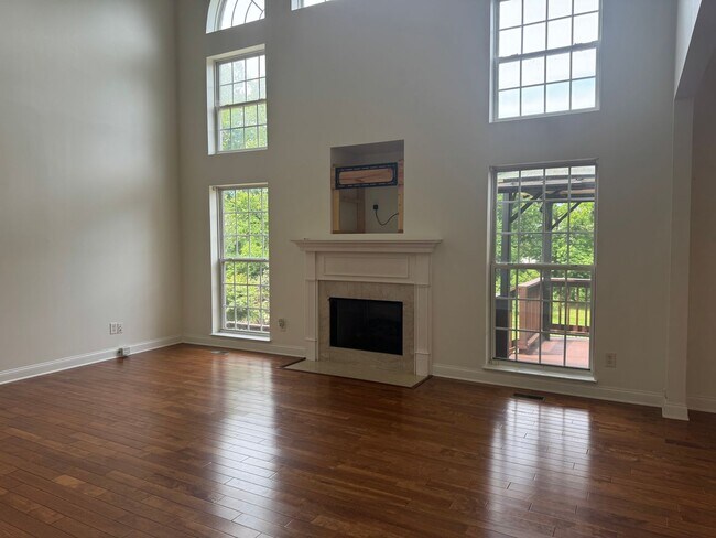 Building Photo - Brentwood 4BR Home