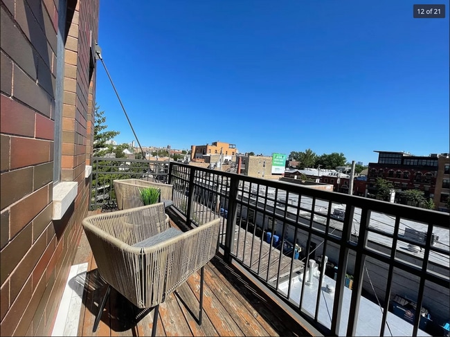 Building Photo - INCREDIBLE HUGE LUXURY CONDO LAKEVIEW/SOUT...