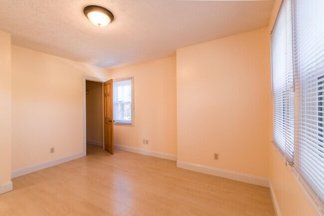 Building Photo - 531 N Prow Ave