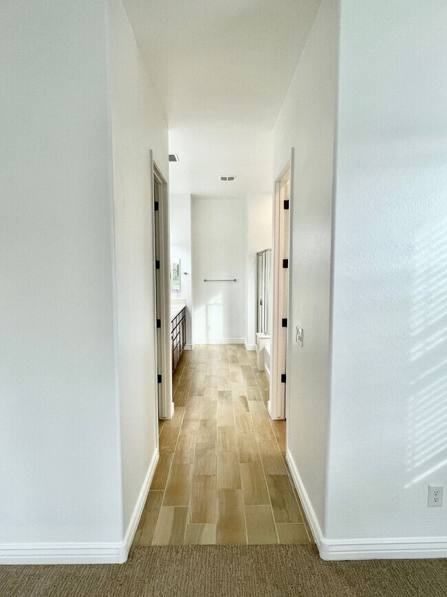 Building Photo - Gorgeous 3 Bed/2.5 Bath + Den Home In Chandler! Gated Community & Upgrades Throughout Home!