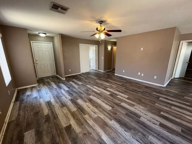 Building Photo - READY TO VIEW NOW! Spacious 3 Bed 2 Bath H...