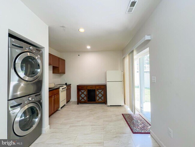 Building Photo - 7023 Sand Cherry Way
