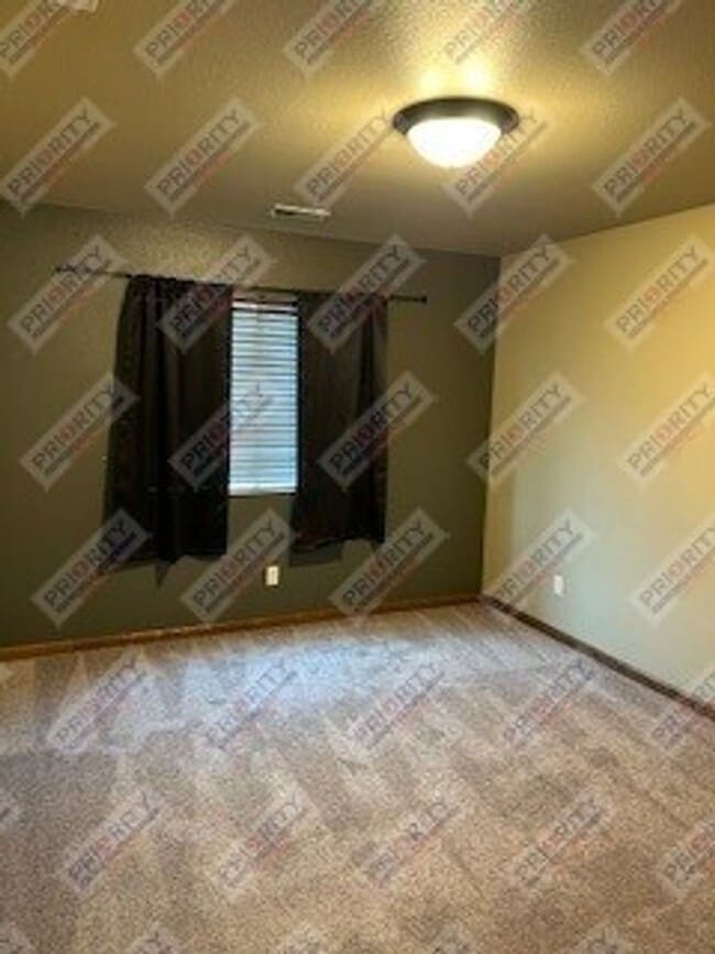 Building Photo - Spacious Home with Everything You’re Looki...