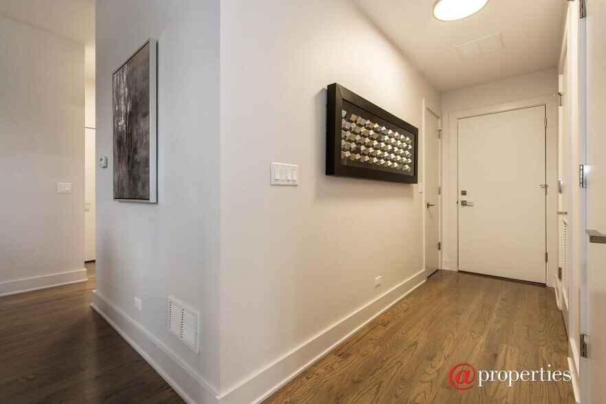 Building Photo - 903 W 18th St