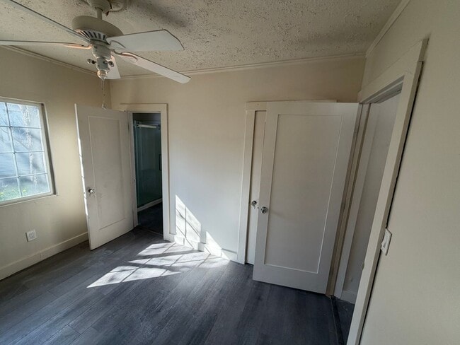 Building Photo - East Sac Bungalow!