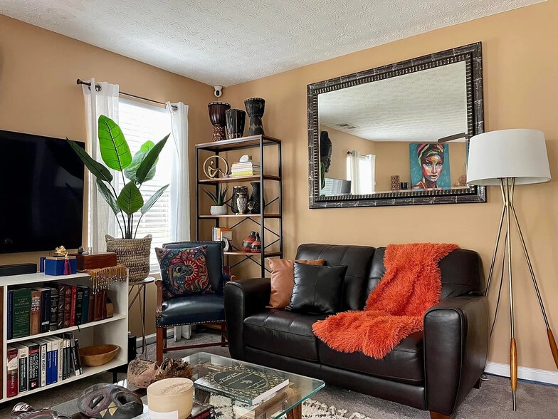 Building Photo - Room in Single Family Home on Woodwind Way