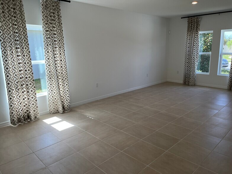 Building Photo - 2571 Driftwood St