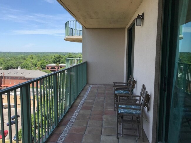 Building Photo - 300 S Duval St