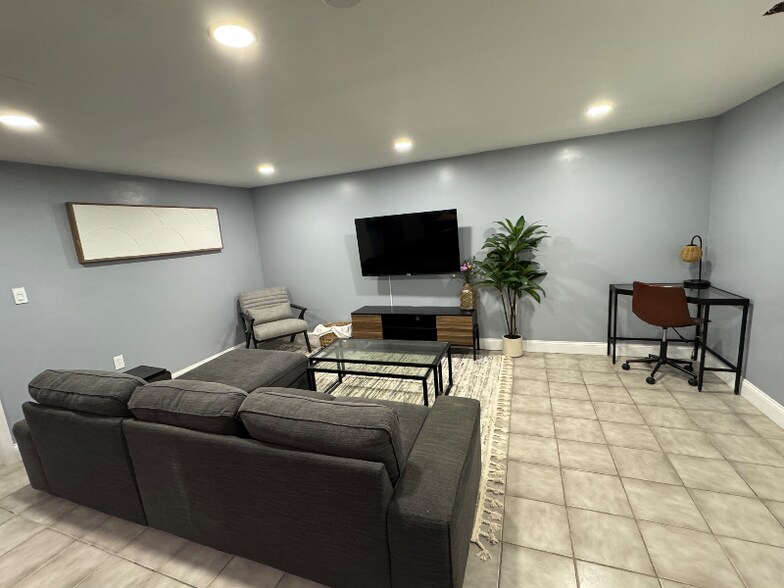 Building Photo - 5006 Meadowbrook Dr
