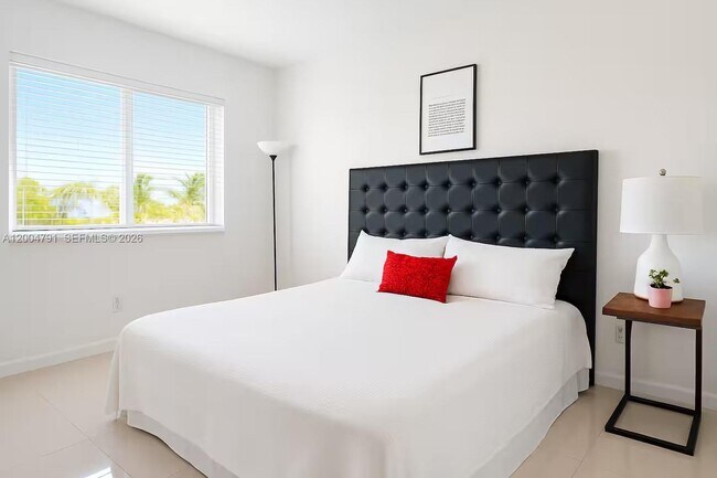 Building Photo - 1025 94th St