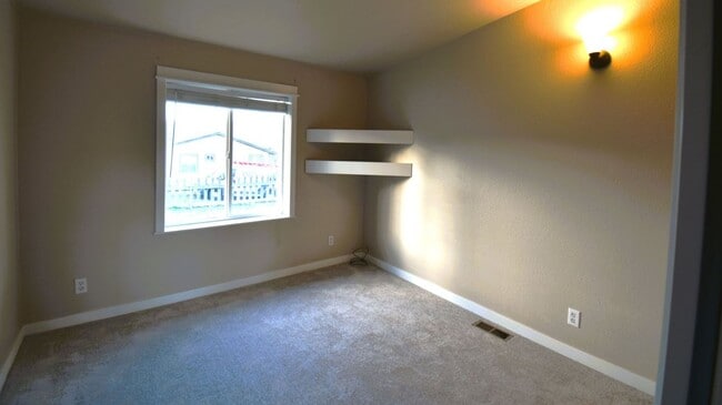 Building Photo - 3 Bedroom House For Rent In The Dalles