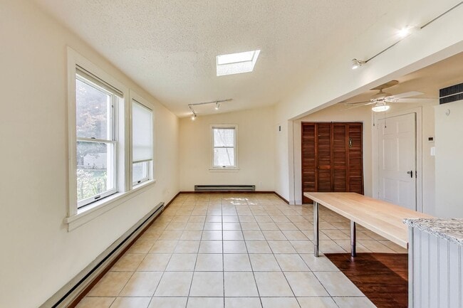 Building Photo - Cute 2 bed + Loft + 2 Bath SF w/ Fenced Yard