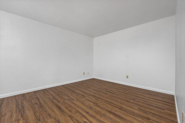Building Photo - Spacious Condo Near Bakersfield College – Prime Location!