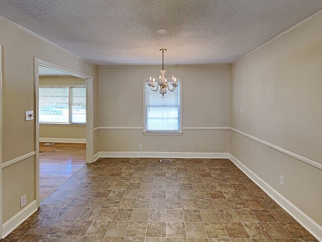 Building Photo - Get $500 OFF RENT!*  Adorable 3 bedroom 1 ...