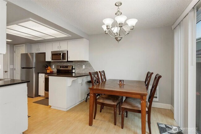 Building Photo - Beautiful Puyallup Duplex with Large Yard ...
