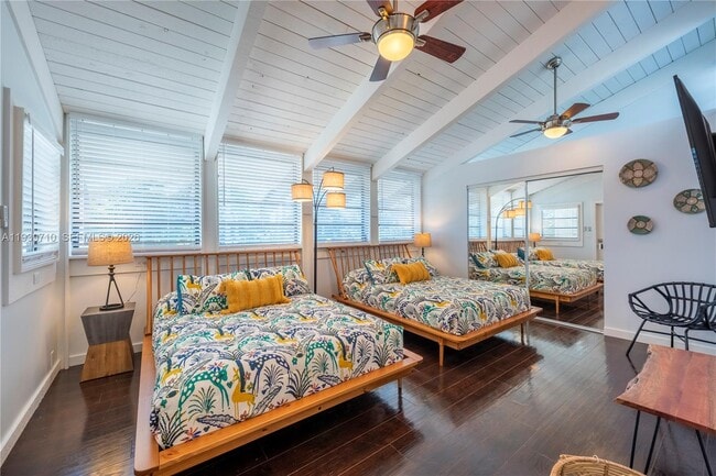 Building Photo - 1501 NE 24th St