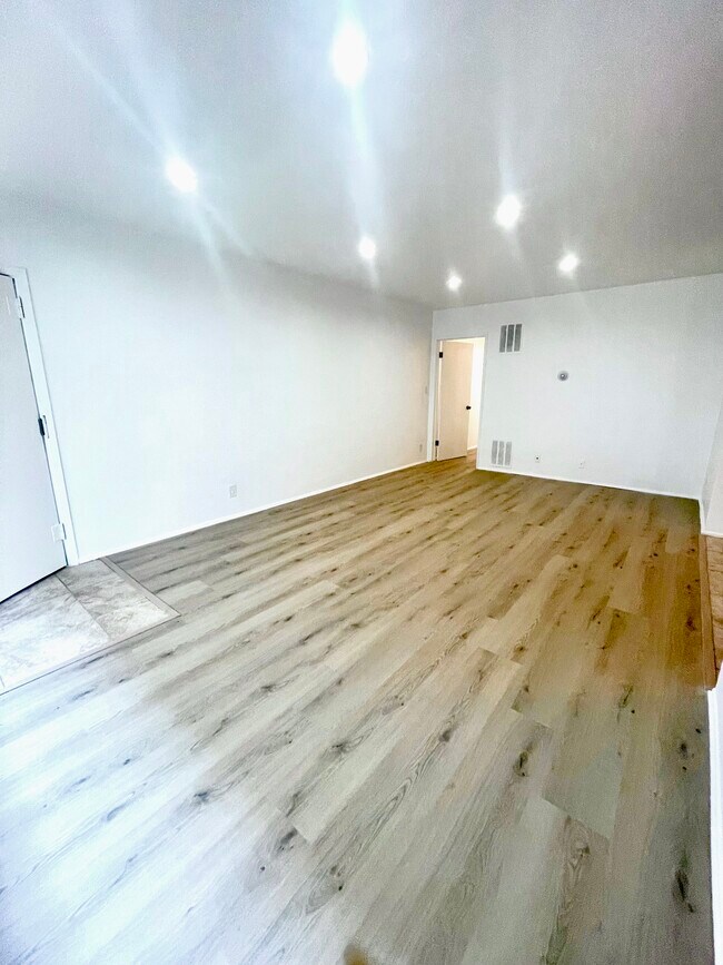 Living Space Angle 1 - 2030 S Preuss Rd