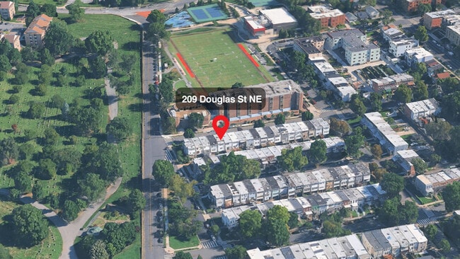 Building Photo - 209 Douglas St NE