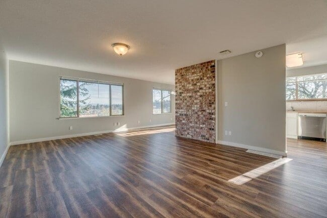 Building Photo - Updated 3 Bedroom, 1.5 Bathroom Duplex in ...
