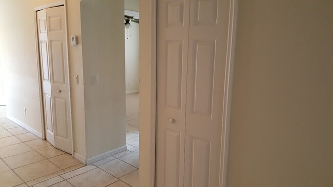 Building Photo - Affordable 3 bedroom 2 bath 1 car garage d...