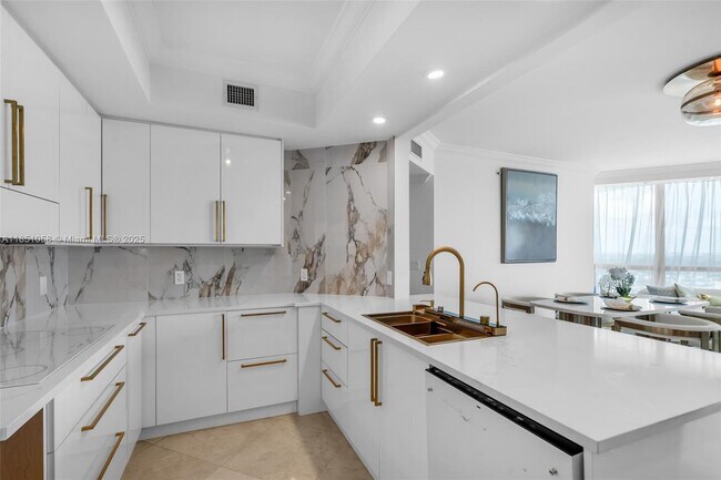 Building Photo - 3101 S Ocean Dr