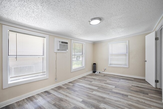 Building Photo - Won't Last! Apply NOW!  App fee REDUCED $25 ASAP $1995 3br/1bath CUTE House w/ HUGE YARD *** Newl...